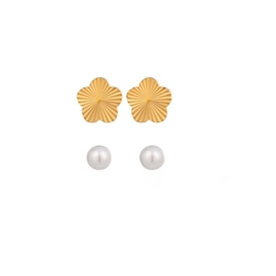 Pearl and flower stud earring in 18K Gold Plate