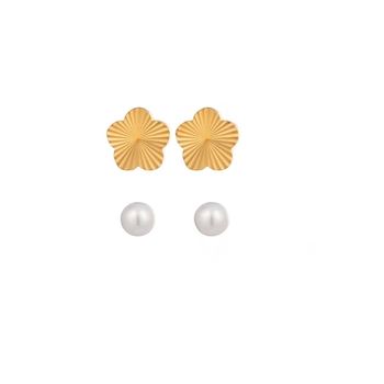 Pearl and flower stud earring in 18K Gold Plate